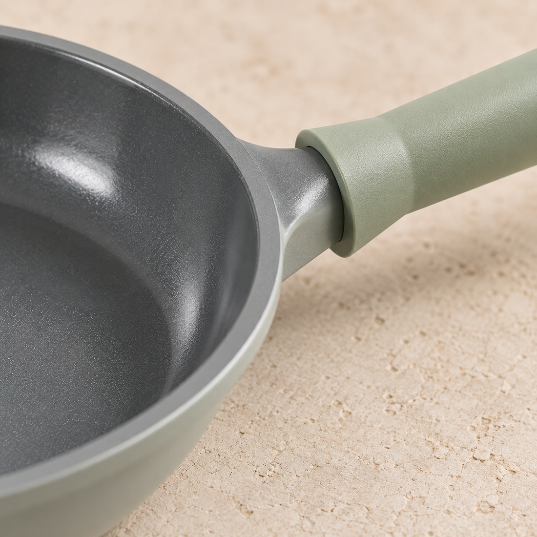 COMFORTABLE HANDLING, VERSATILE COOKING